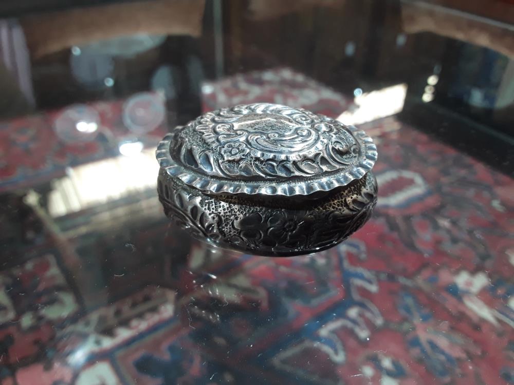 PETITE BOITE EN ARGENT 