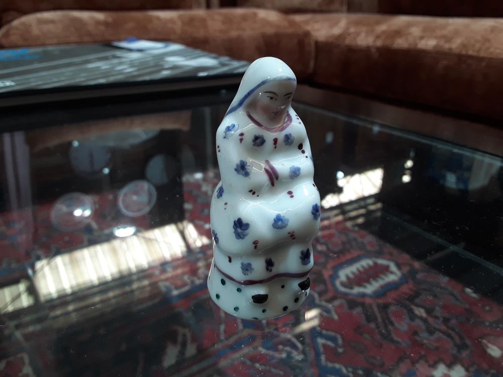 FIGURINE EN PORCELAINE 