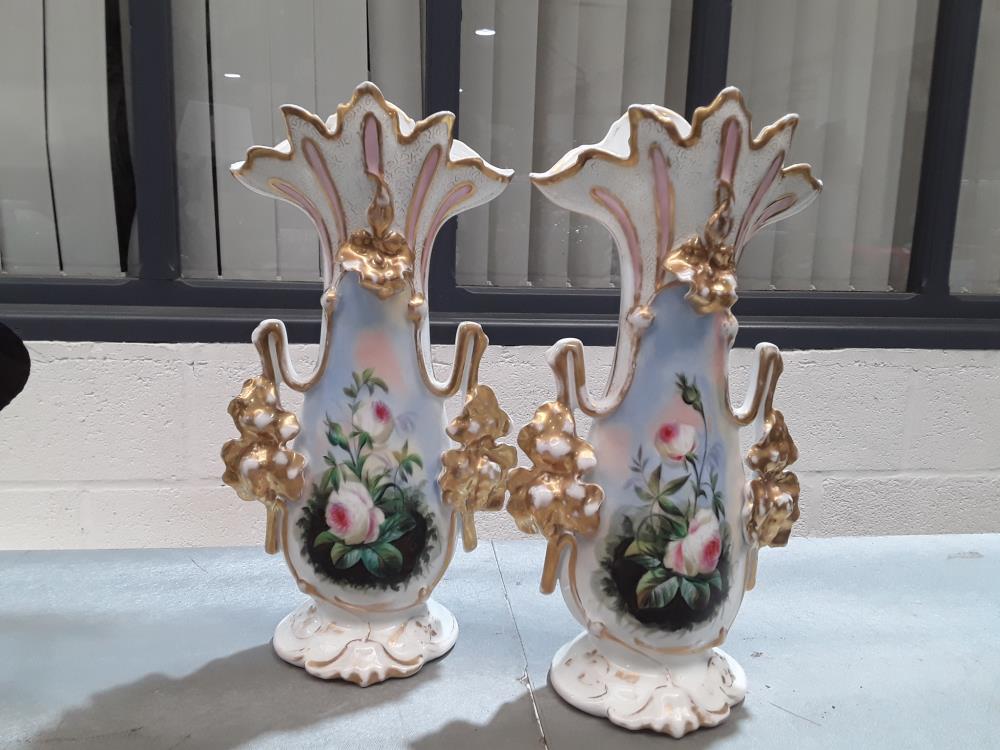 PAIRE DE CORNETS MOTIF ROSE EN PORCELAINE 
