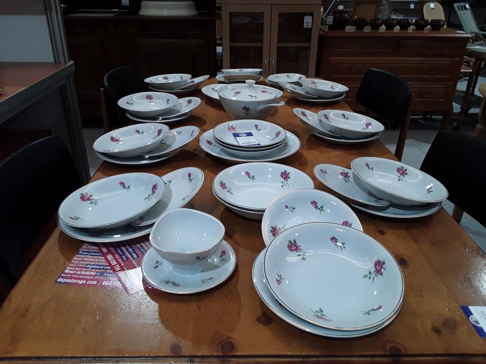 SERVICE EN PORCELAINE MOTIF FLEUR 