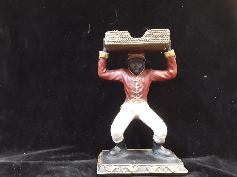 PERSONNAGE EN RÉSINE QUI PORTE PANIRN