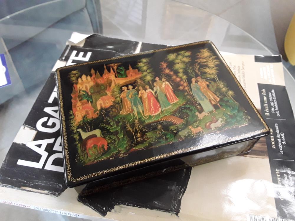 GRANDE BOITE RUSSE PEINTE A LA MAIN SIGNÉ 