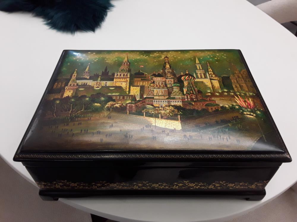 PETITE BOITE RUSSE PEINTE À LA MAIN DATER,SIGNÉ ET NUMEROTÉ