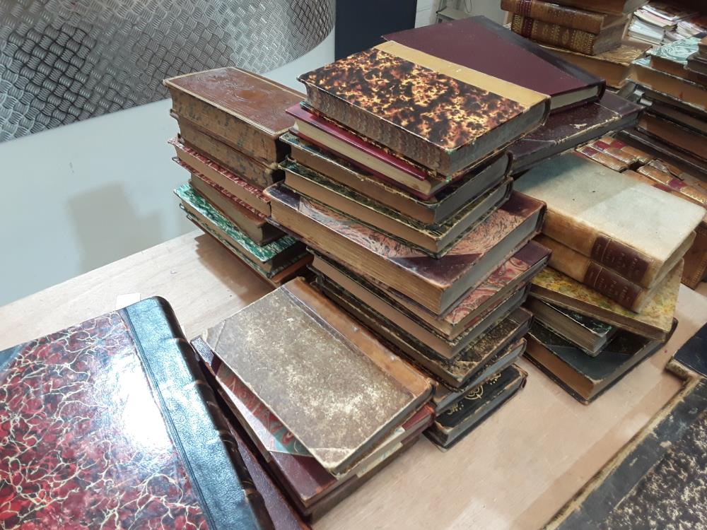 LIVRE ANCIEN RELIRE CUIR