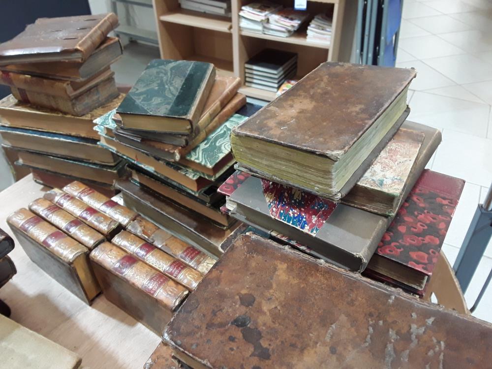 LIVRE ANCIEN RELIRE EN CUIR 