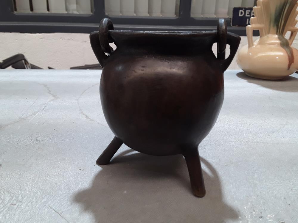 POT EN BRONZE ANCIEN 