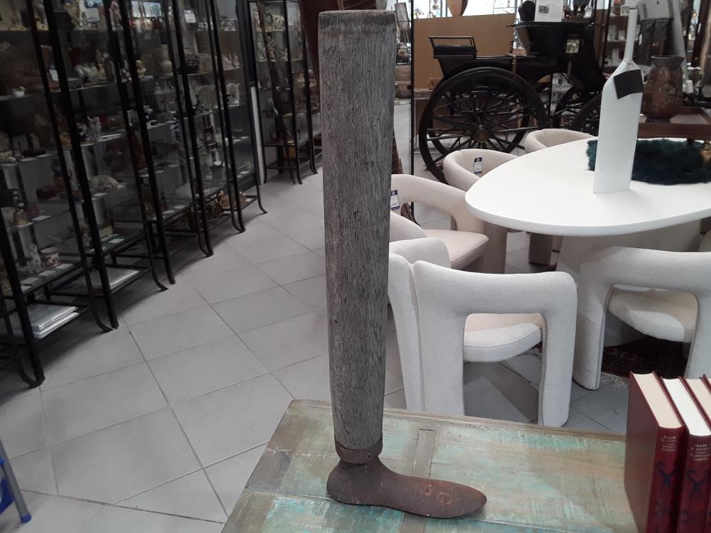 PIED POUR RECELER LES CHAUSSURES 18EME 