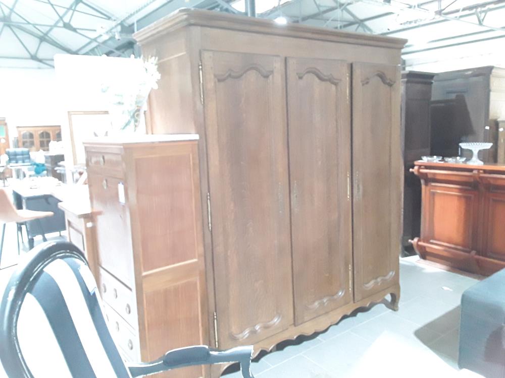 ARMOIRE  EN CHENE MASSIF 3 PORTES 