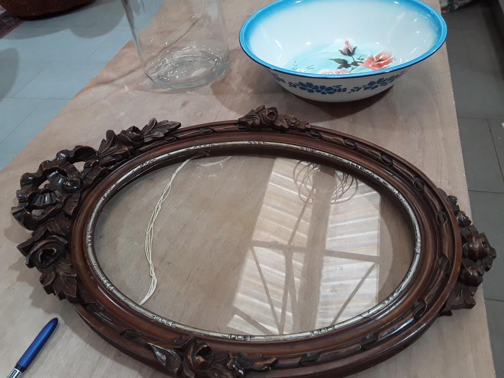 CADRE AVEC RUBAN SCULPTÉ EN BOIS 19EME 