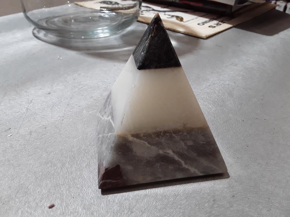 PYRAMIDE PRESS PAPIER EN MARBRE POLIE 