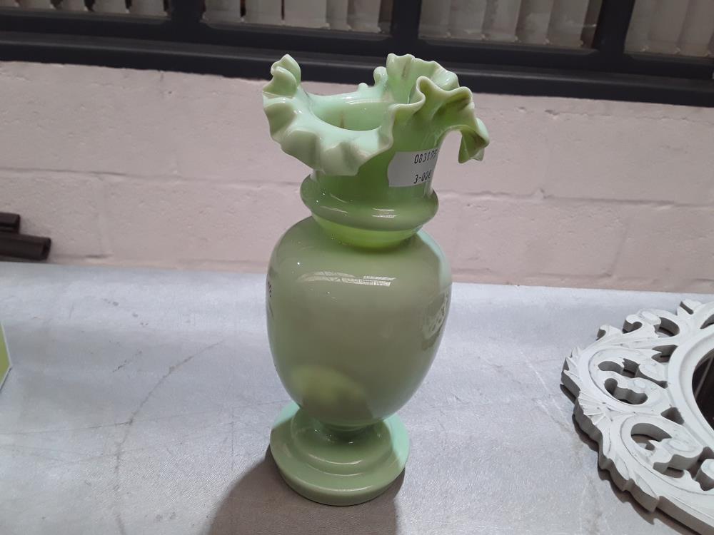 VASE OPALINE