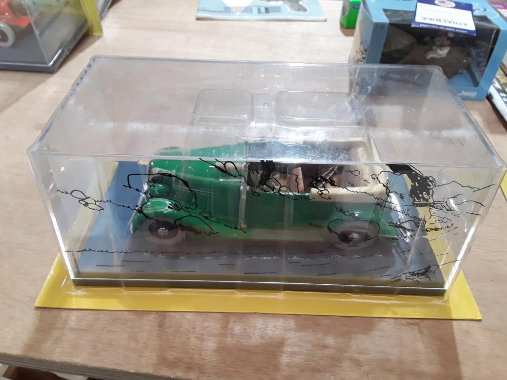 VOITURE TINTIN "L'AUTO- MITRAILLEUSE, L'OREILLE CASSÉ" + LIVRE 