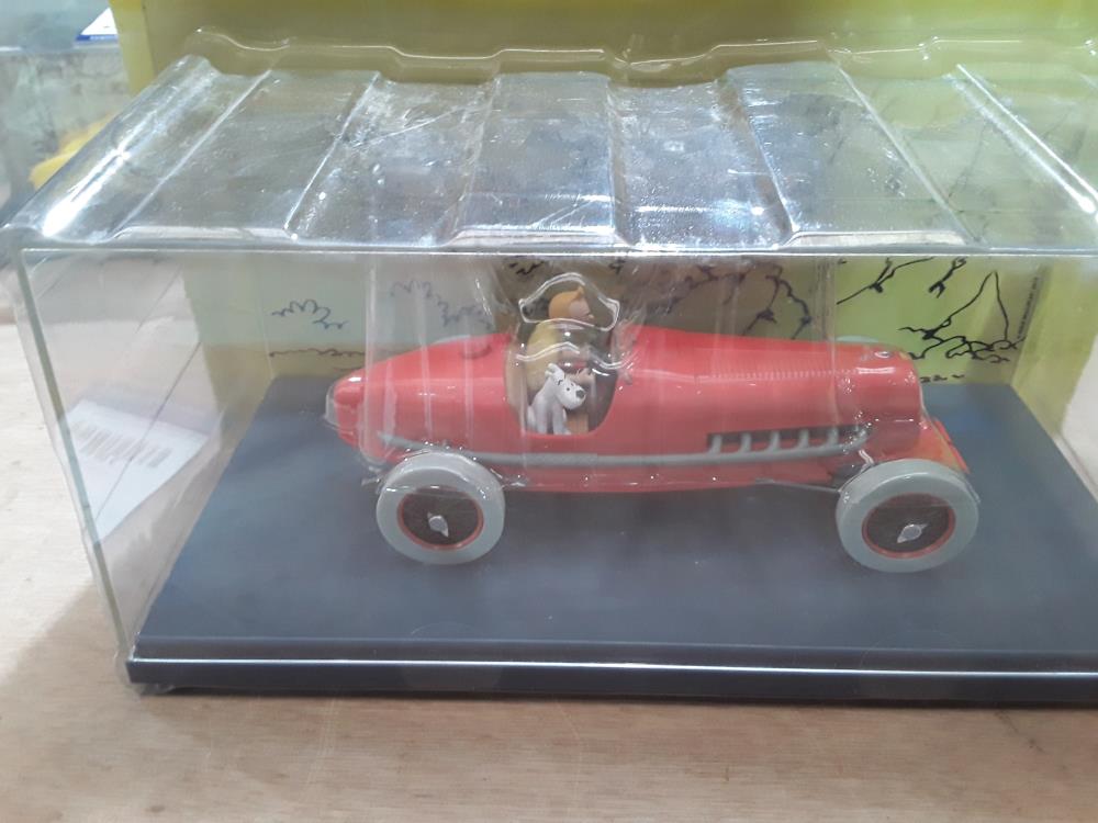 VOITURE TINTIN "LE BOLIDE ROUGE LES CIGARES DU PHARAON " + LIVRE 