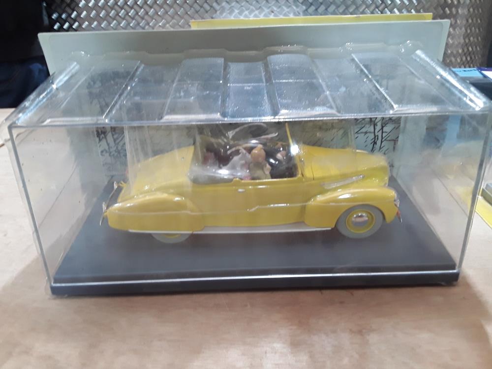 VOITURE TINTIN "LES 7 BOULES DE CRISTAL" + LIVRE 