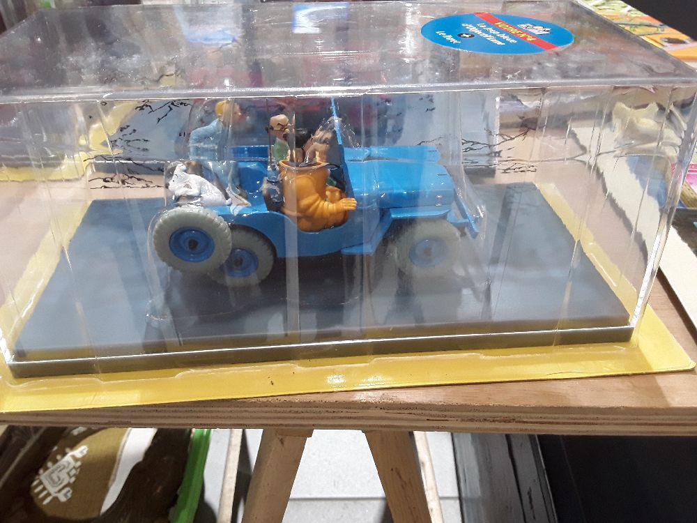 VOITURE TINTIN "OBJECTIF LUNE" + LIVRE 
