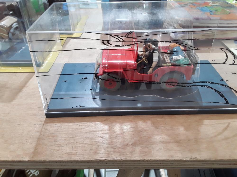 VOITURE TINTIN "AU PAYS DE L'OR NOIR" + LIVRE 