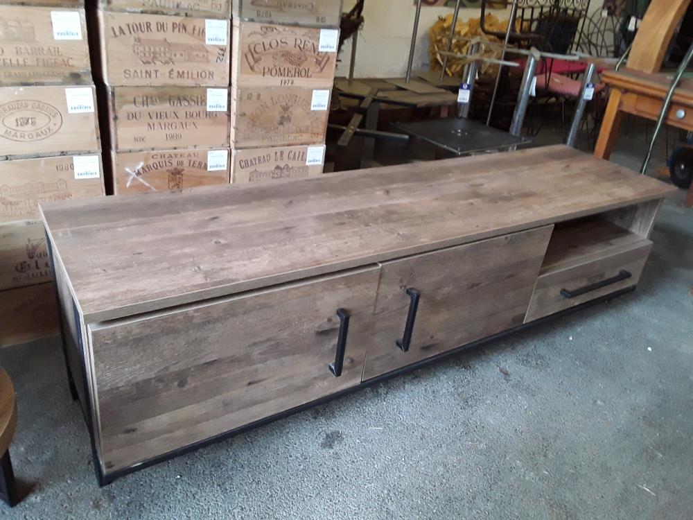 MEUBLE TV DESIGN MODERNE FINITION BOIS ET PIEDS NOIR 