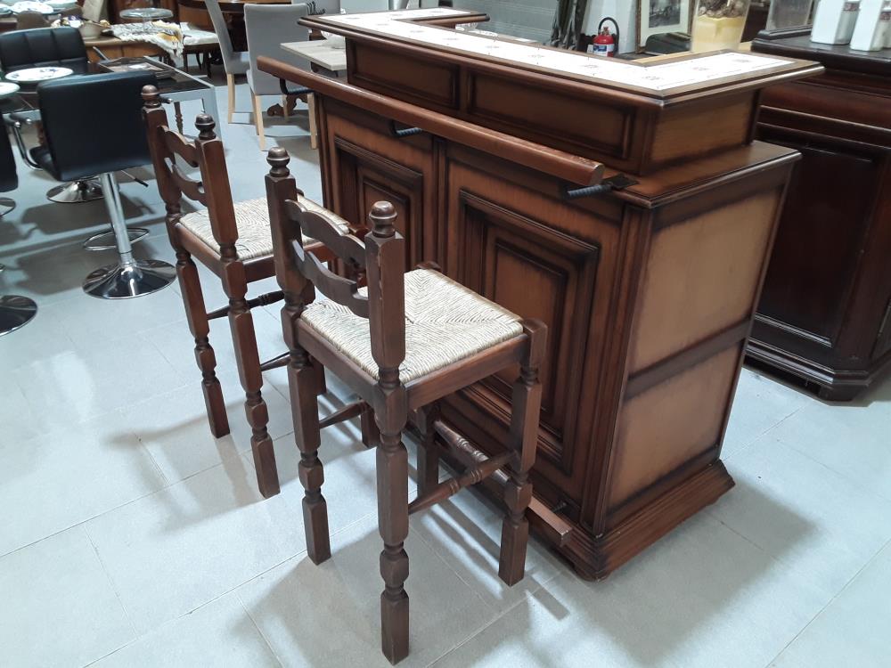 BAR AVEC DEUX TABOURETS ET UN FRIGO 12V ET 220V