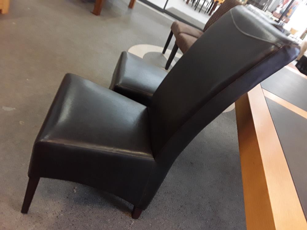 SERIE DE 6 CHAISES CHOCOLAT FINITION CUIR