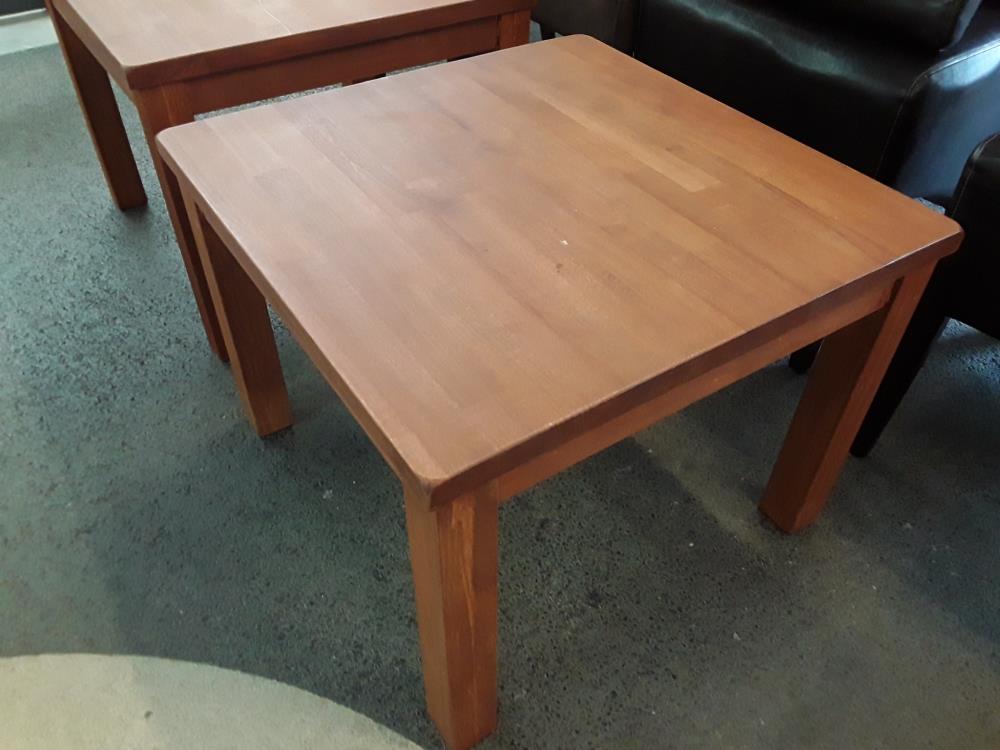 TABLE BOUT DE CANAPÉS EN HETRE MASSIF 60CM/60CM