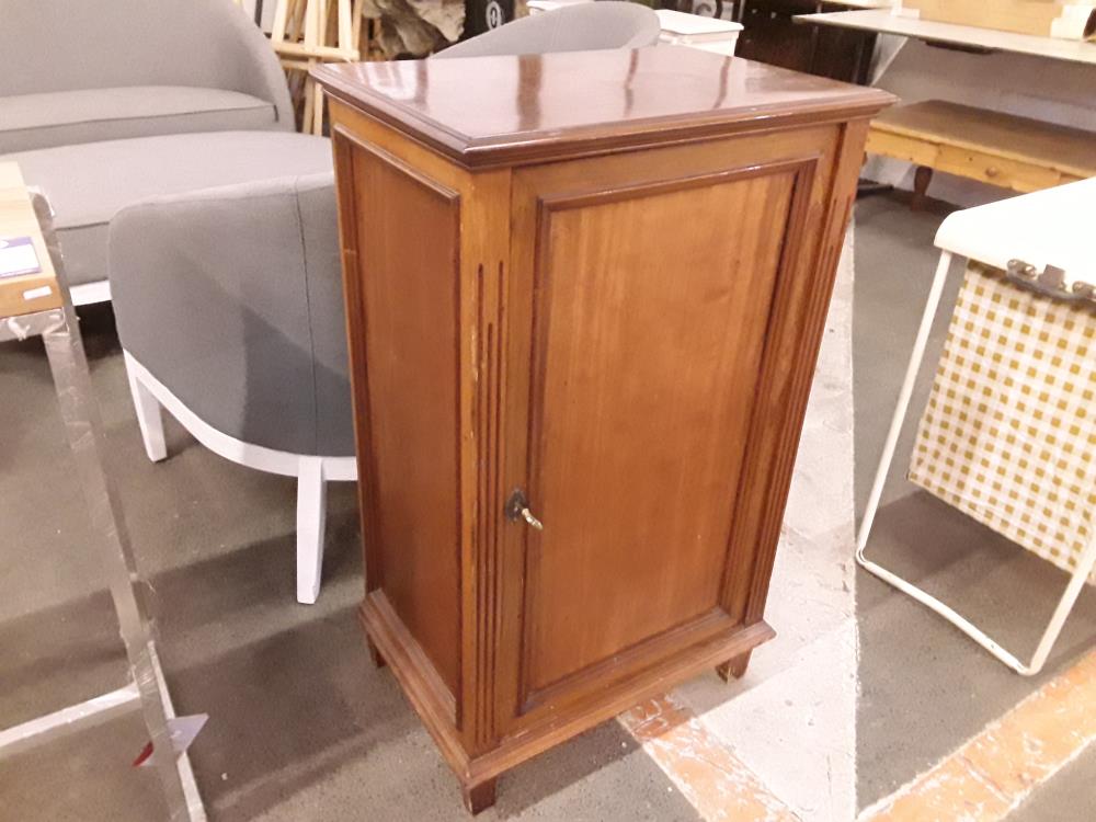 MEUBLE DE RANGEMENT EN ACAJOU PHONO AVEC CLÉ  