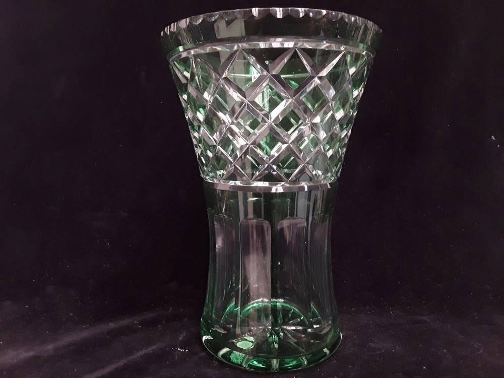 VASE EN CRISTAL TAILLÉ  COULEUR VERT 