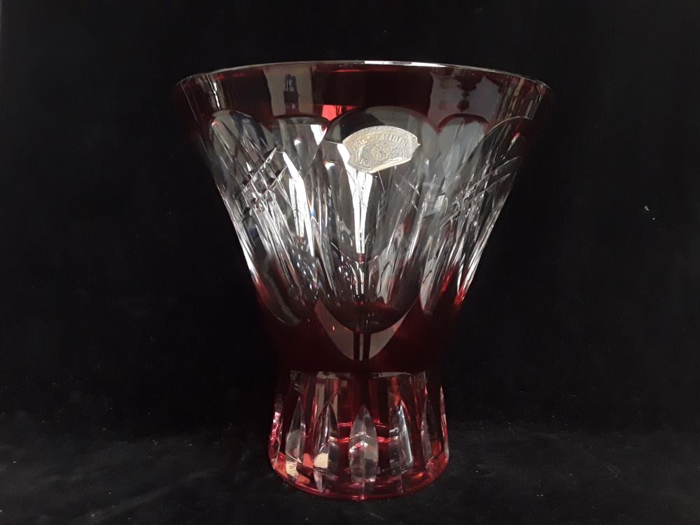 VASE EN VAL ST LAMBERT TAILLÉ SIGNÉ ROUGE 