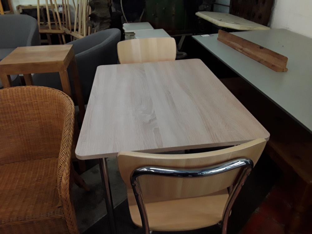 TABLE DE CUISINE AVEC 2 CHAISES 