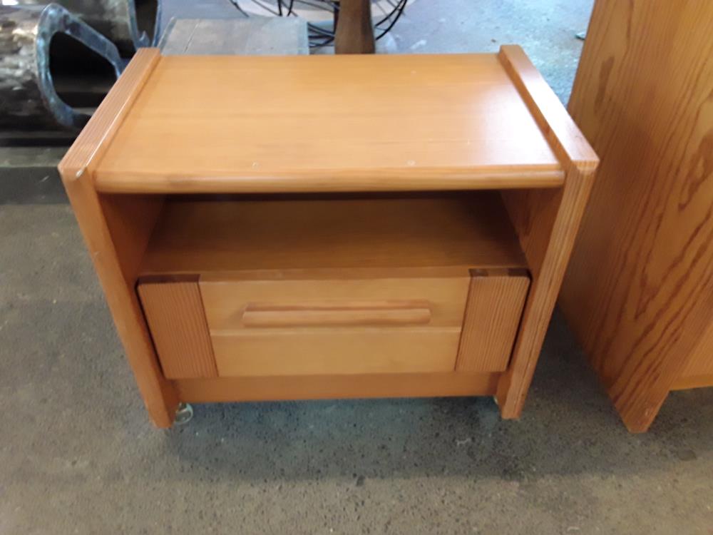 PETITE COMMODE EN PIN D'APPOINT 