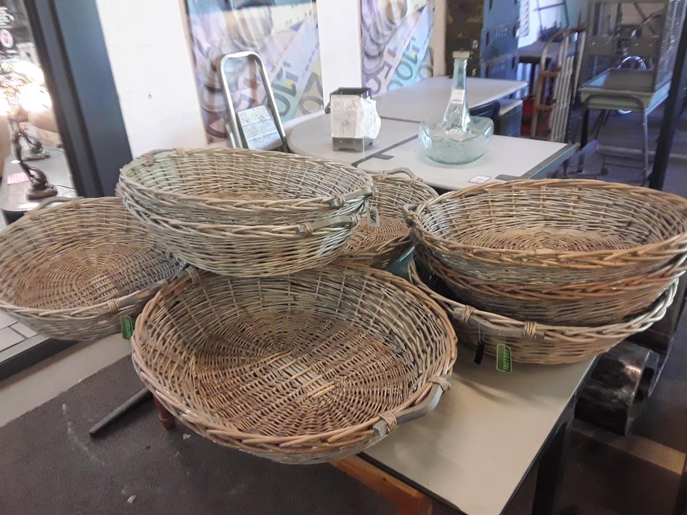 PANIER DE PRÉSENTATION EN JONC TRESSÉ