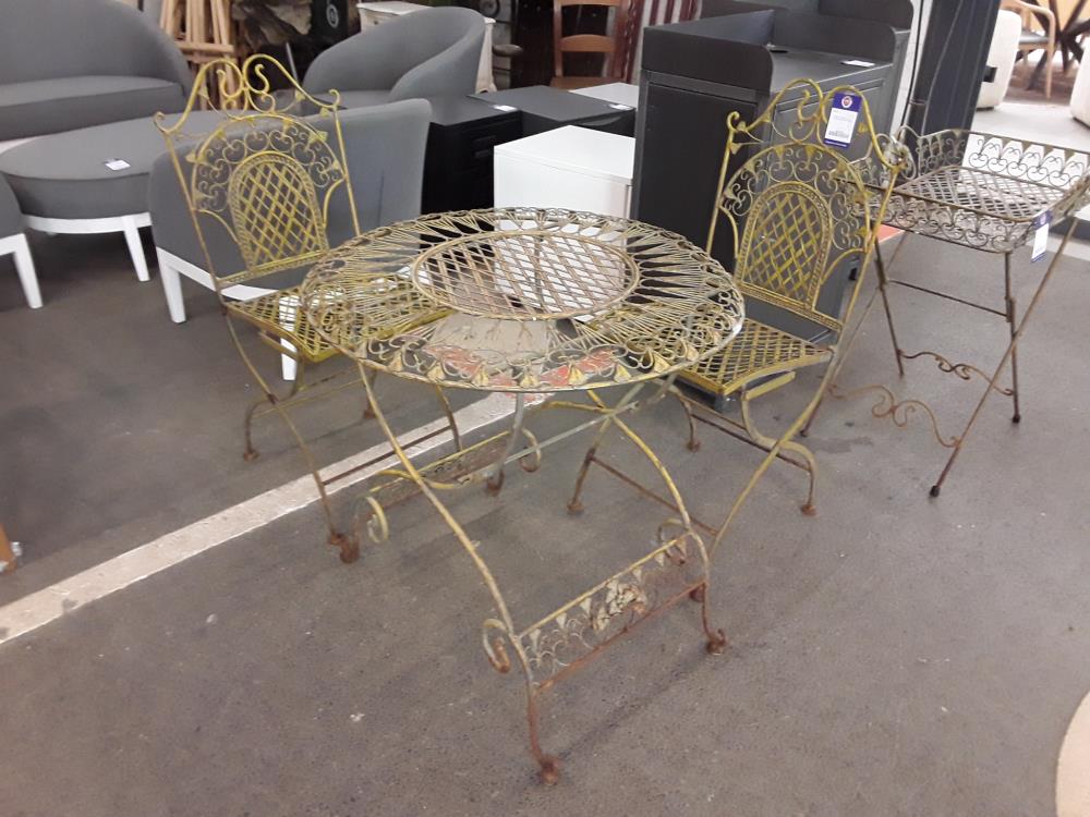 TABLE DE JARDIN AVEC 2 CHAISES EN FER FORGÉ