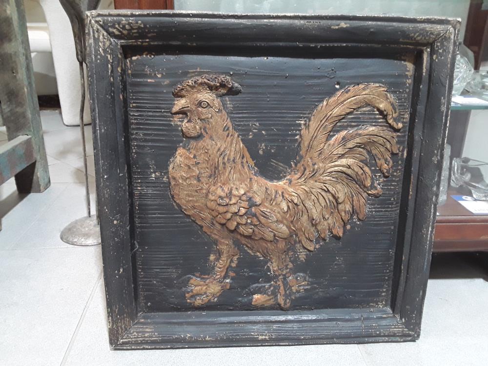 COQ BAS RELIEF DECO NOIR ET OR 