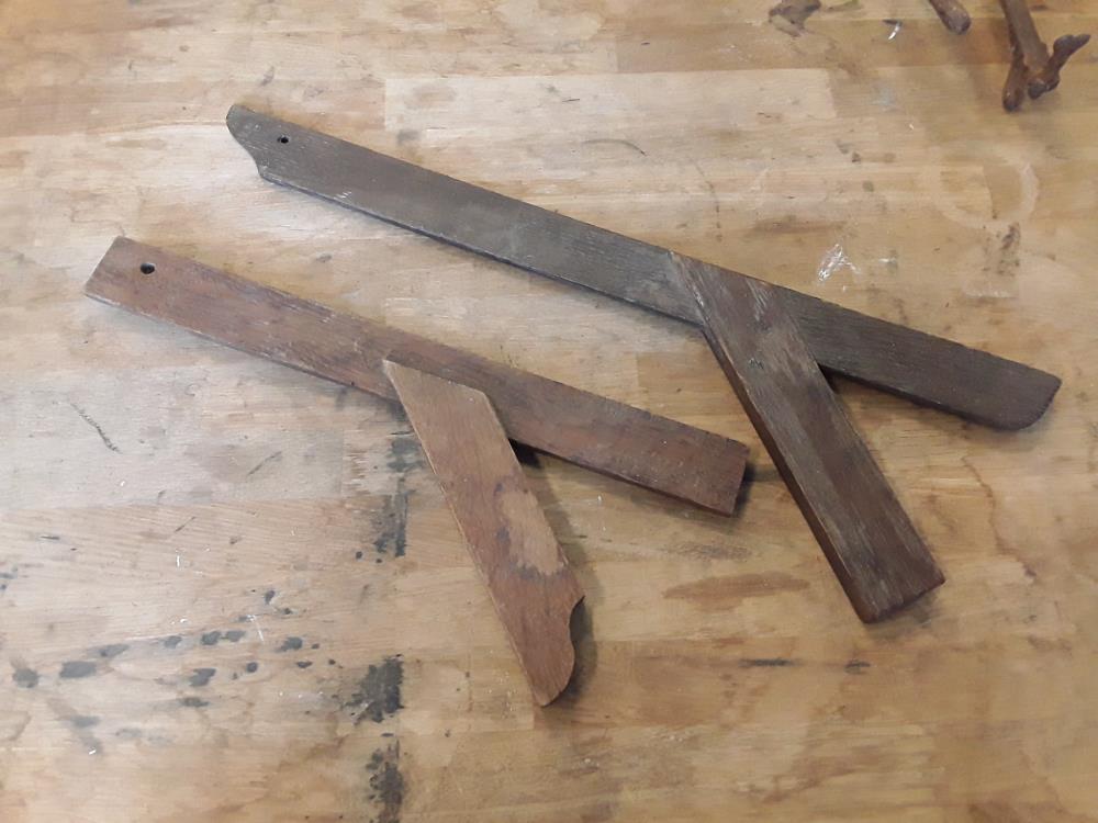 ÉQUERRE  EN BOIS VINTAGE 