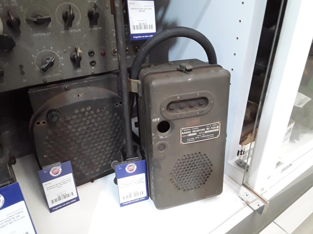 RECEPTEUR RADIO US WW2 COMPRENANT UNE RADIO RECEIVER BC 728C, DATÉE 1943