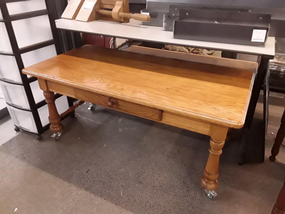 TABLE EN CHÊNE AVEC TIROIRS 