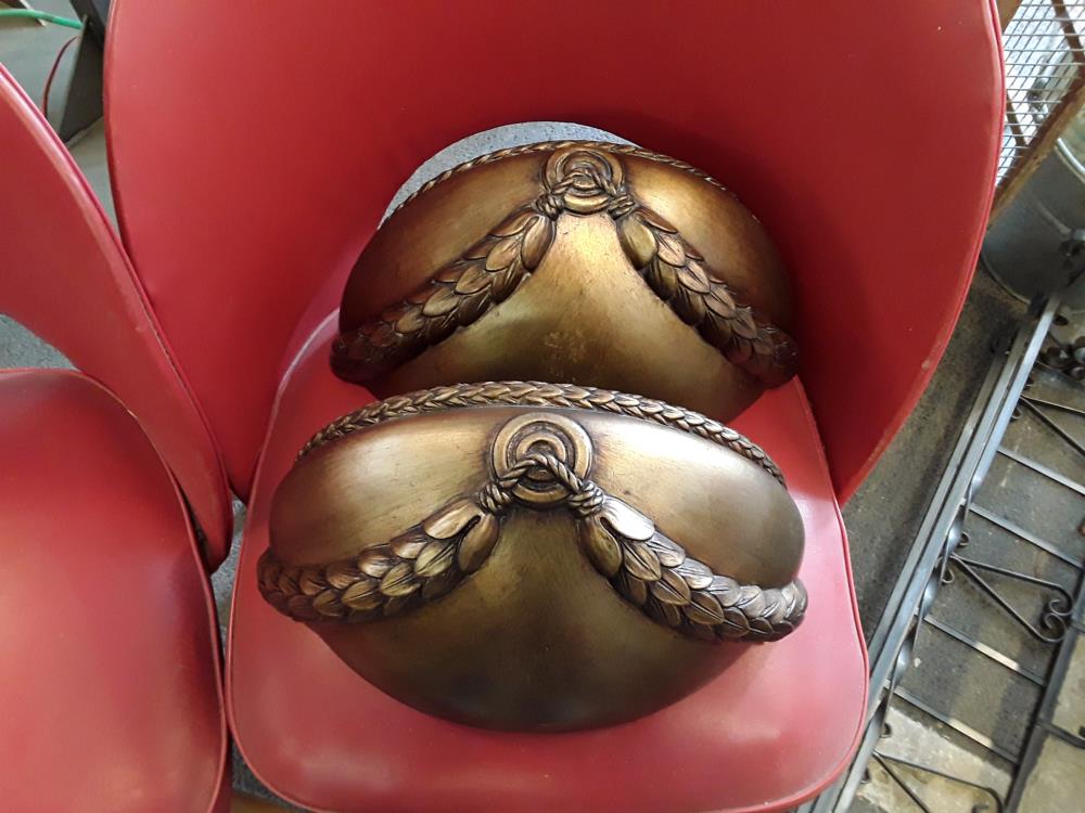 PAIRE DE VASQUES DORÉE APPLIQUES