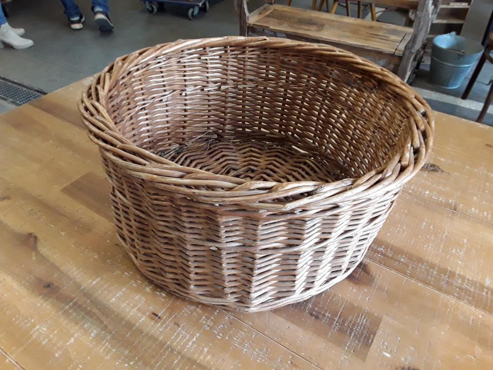 PANIER EN JONC TRESSÉ 