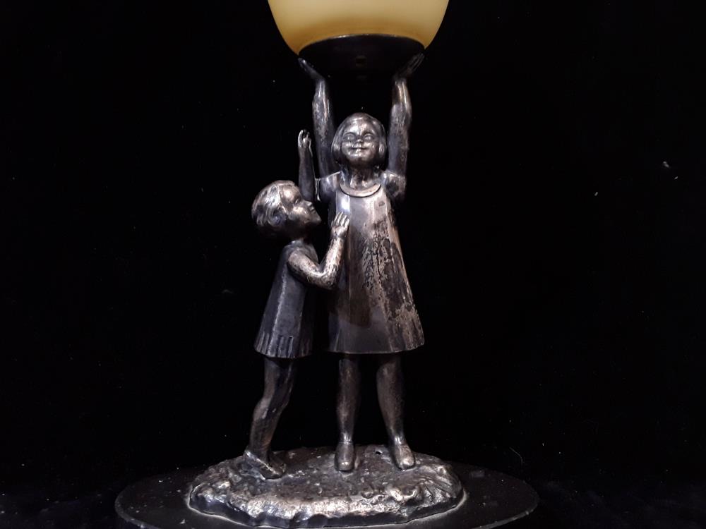 PIED DE LAMPE ART DECO MOTIF FILLETTES 
