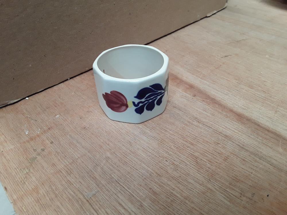ROND DE SERVIETTE PORCELAINE BOCH 