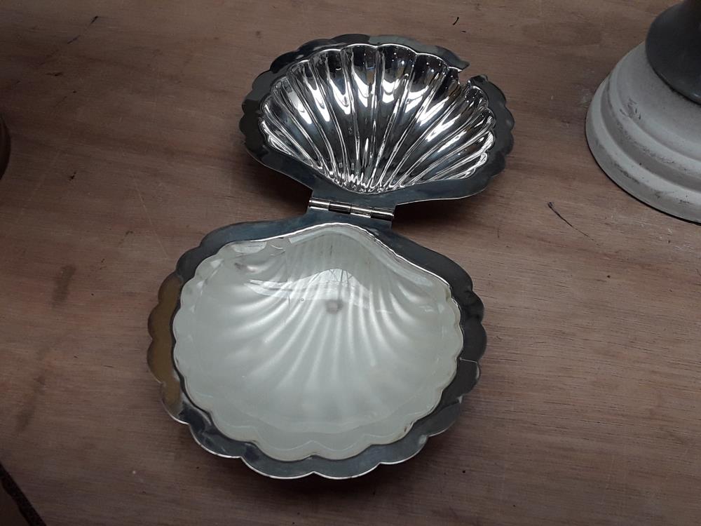 BEURRIER EN FORME DE COQUILLAGE 