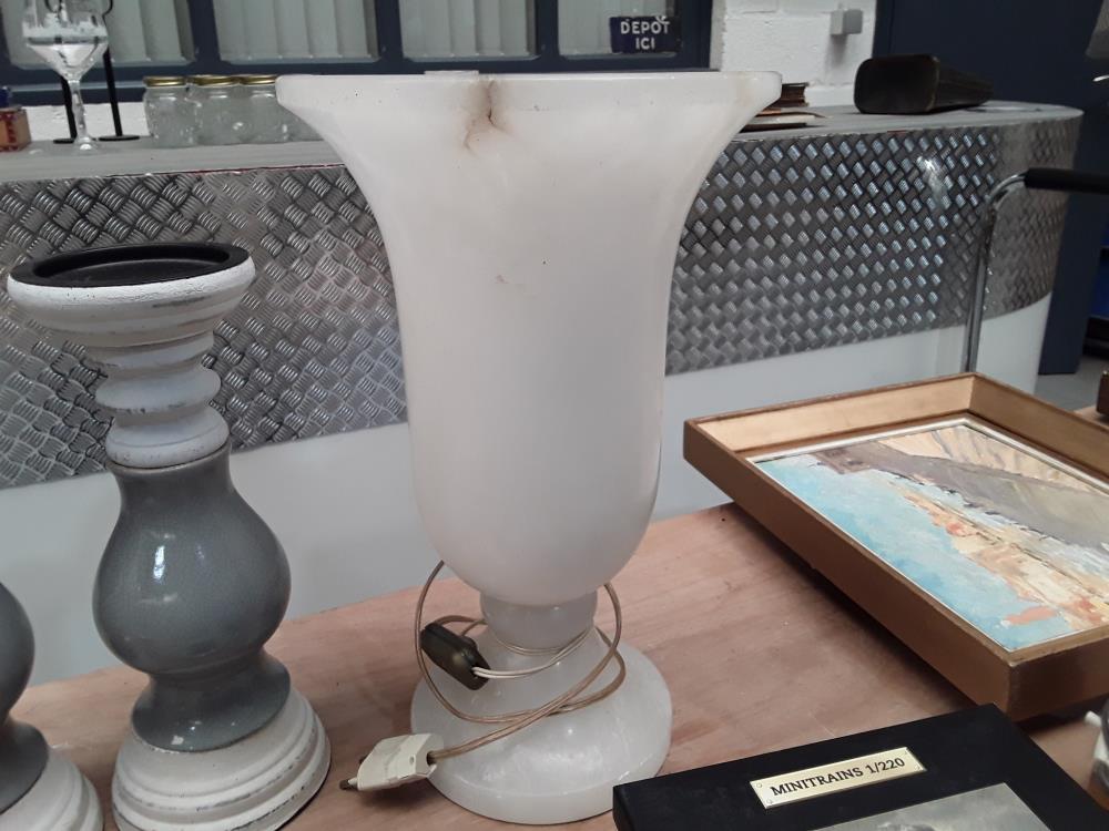 LAMPE À POSER STYLE ART DECO EN ALBATRE BLANC 