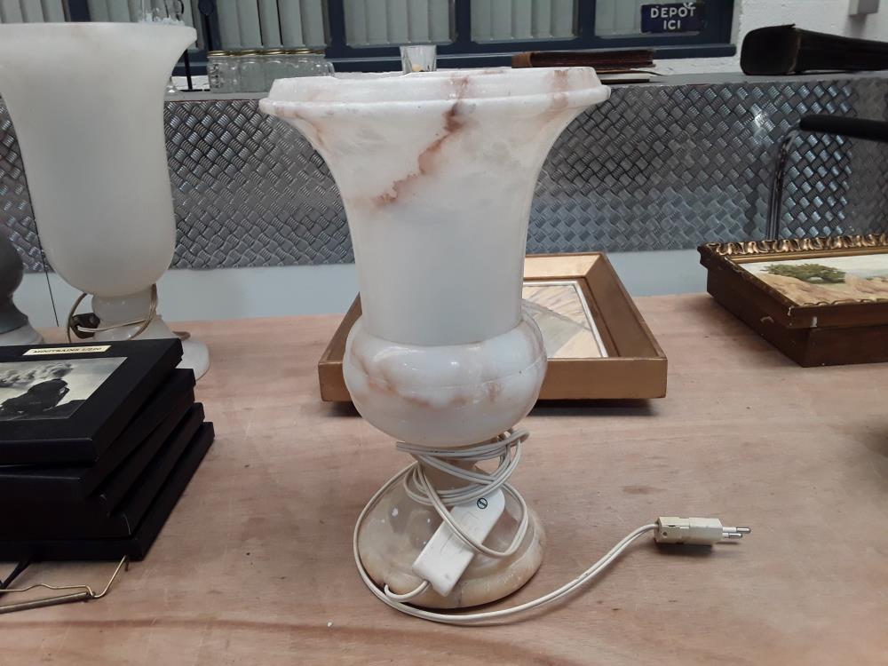 LAMPE EN ALBATRE BLANC VEINE 
