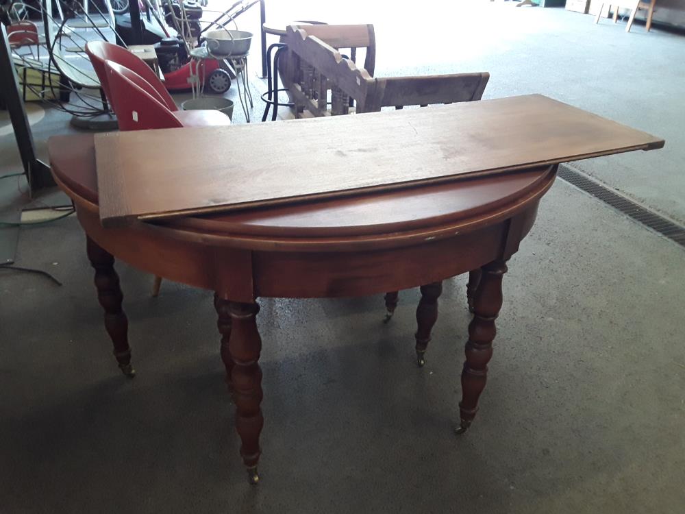 TABLE RONDE 8 PIEDS AVEC RALLONGES 