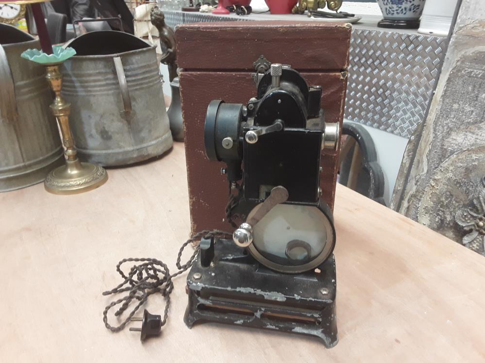 PROJECTEUR PATHÉ BABY 9,5 DEBUT 20EME AVEC BOITE 