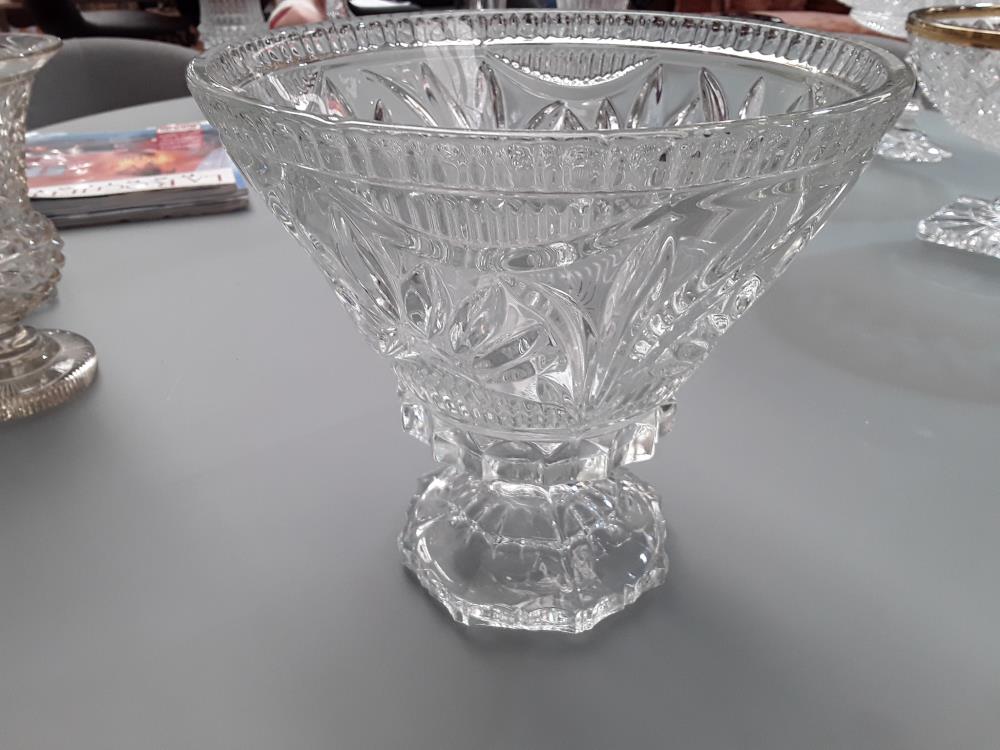 VASE EN SEMI CRISTAL MOULÉ 