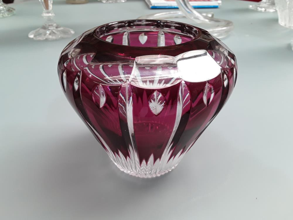 VASE EN VAL ST LAMBERT MAUVE TAILLÉ 