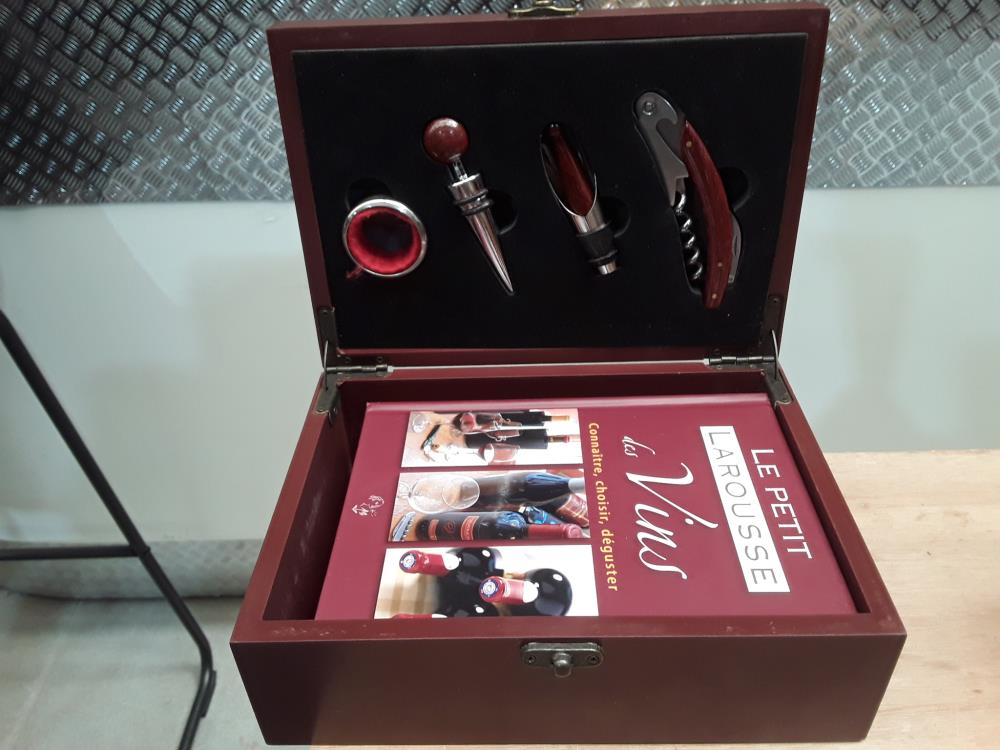COFFRET LAROUSSE DES VINS 
