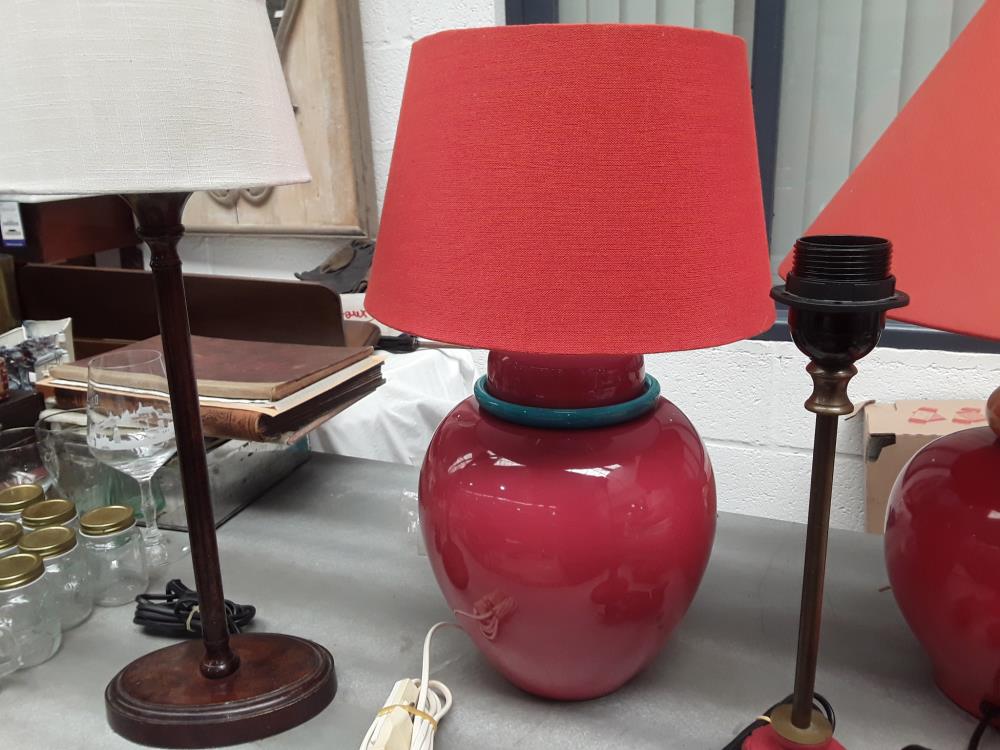 LAMPE AVEC ABAJOUR ROUGE 