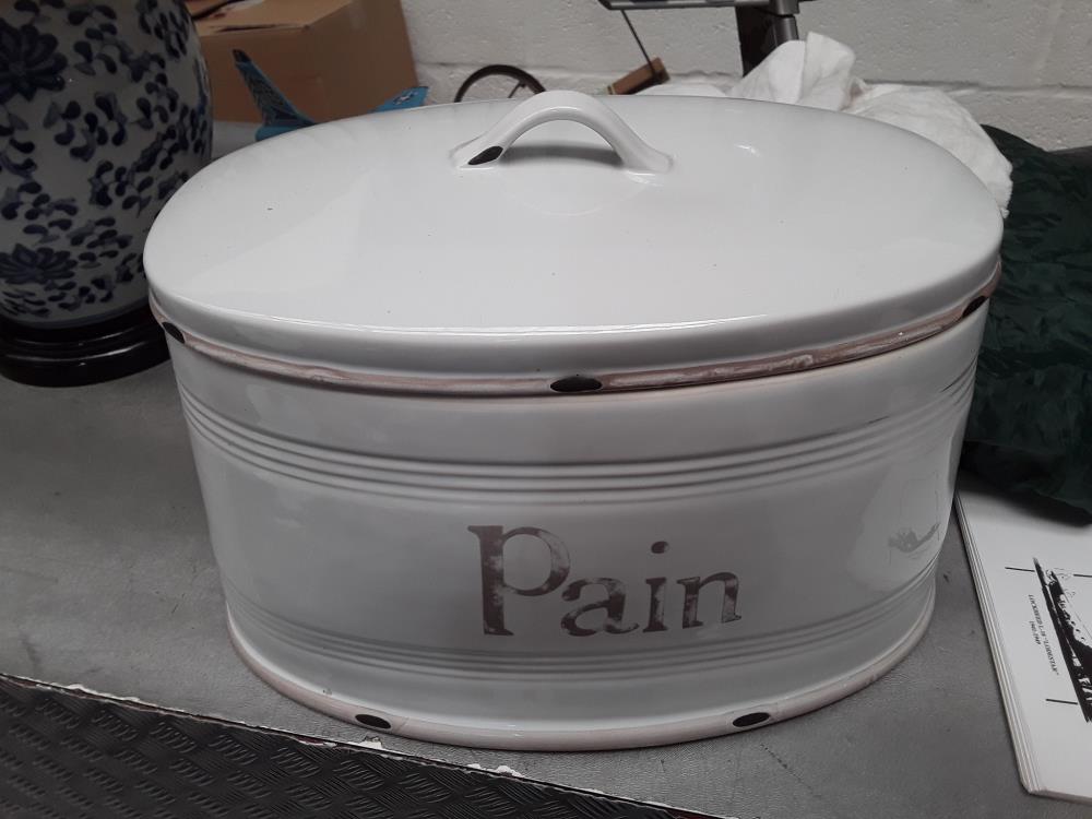 BOITE À PAIN EN PORCELAINE 