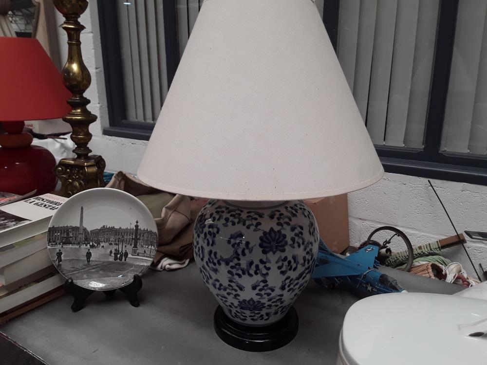 LAMPE À POSER PORCELAINE BLEU ET OR 